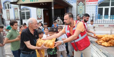 Yüreğir Belediyesi dar gelirli ailelere ücretsiz patates dağıttı