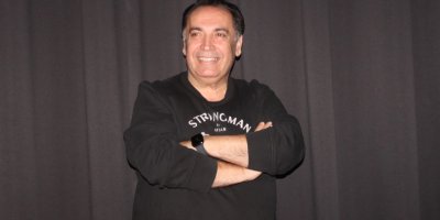 Adanalı sanatçı Adana’daki vergi dairesi ve tapu dairesine isyan etti 