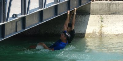 Boğulmak üzere olan çocuğu inşaat işçisi kurtardı