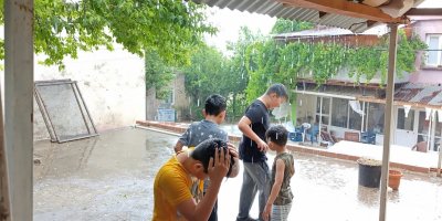 Feke'de 10 dakika yağan yağmur çocukları sevindirdi