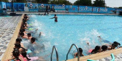 Seyhan'da çocuklar hem serinliyor hem de yüzme öğreniyor
