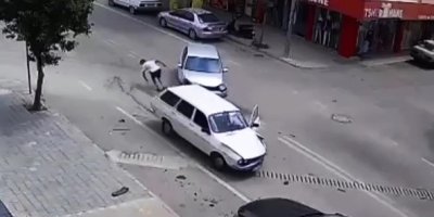 Adana’da sürücü kaza sırasında açılan kapıdan inip koşarak uzaklaştı