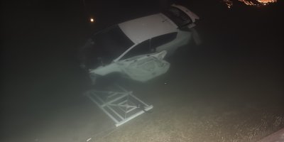 Adana'da otomobil sulama kanalına düştü: 3 kişi yaralandı