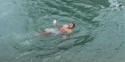 Adana yanıyor, sulama kanalları doluyor