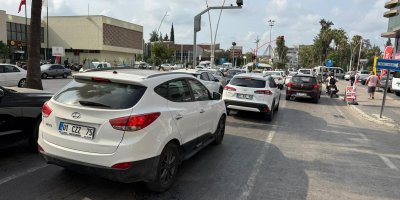 Trafikte cam silen gençler artık zorla kapıları açıp para istiyor