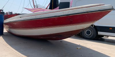 Denizde bulunan teknenin sahibi aranıyor