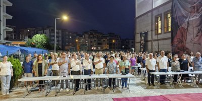 Ceyhan cemevi’nde aşure etkinliğine yüzlerce vatandaş katıldı.