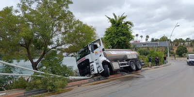 İtfaiyeye ait su tankeri kontrolden çıktı, önce ağaca sonra elektrik direğine çarptı