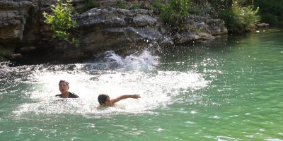 Adana'da nem bunalttı, yaylacılar doğal kaynak sularında serinledi