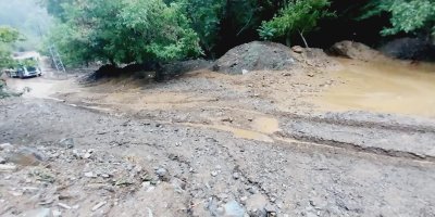 Feke'de sağanak sonrası dereler taştı, yollar kapandı