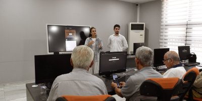 Seyhan Belediyesi, Türkiye Emekliler Derneği Seyhan şube yönetimini teknoloji eğitiminde bir araya getirdi.