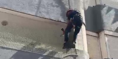 Adana'da balkon filesine sıkışan güvercin kurtarıldı