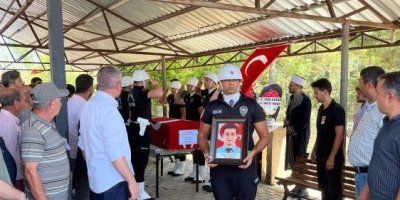 Kansere yenik düşen polis, gözyaşlarıyla uğurlandı