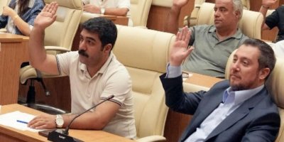 Trollerin hedefindeydi, yurt dışına kaçtı denildi, Çukurova Meclis oylamasında ortaya çıktı. 