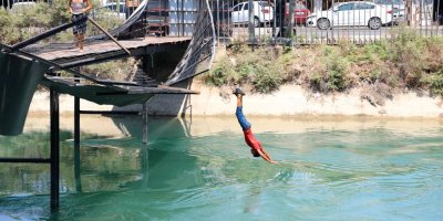 Adana'da termometreler 51 dereceyi gösterdi: Parklar boş kaldı, sulama kanalları doldu
