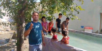 Sıcaktan denize giremeyen çocuklara römorkta havuz yaptı