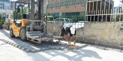 Seyhan Belediyesi, ilçe genelinde gerçekleştirdiği yol yenileme çalışmalarını sürdürüyor.