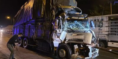 TIR ile karpuz yüklü kamyon çarpıştı