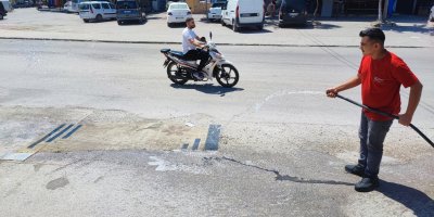 Toza halı da çare olmayınca vatandaş bu kez de sulamaya başladı