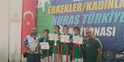 Adanalı kuraşçılardan şampiyonada madalya yağmuru