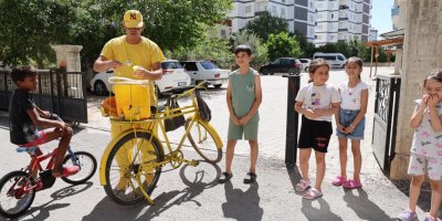 Sarı şalvarlı Adanalı, sıcakta sokak sokak limon dondurması satıyor
