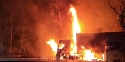 Otoyolda yanan tırdan çıkan alevler ormana sıçradı