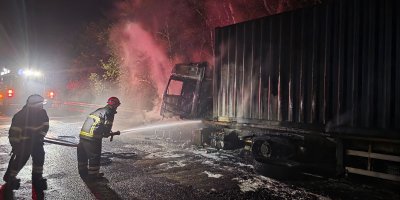 Tırdan ormanlık alana sıçrayan yangın söndürüldü   
