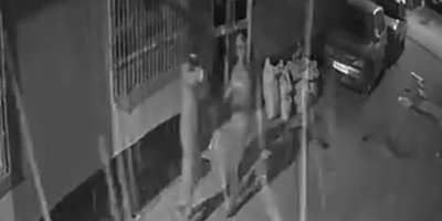 Kar maskeli şüpheliler eve ateş açıp o anları kaydetti