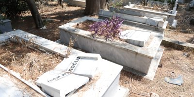 Adana'da mezar taşları tahrip edildi