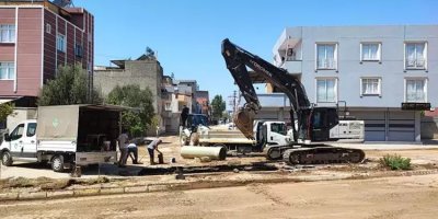 Adana'da hayat durdu: İçme suyu borusu patladı, mahalleler sular altında kaldı!