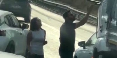 Otoyolda trafik terörü, yol kesip sürücüyle tartıştılar