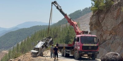 Adana'da 5 kişiye mezar alan otomobil uçurumdan çıkarıldı