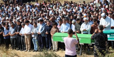 Feci kazada hayatını kaybeden 1'i bebek 5 kişi son yolculuğuna uğurlandı   