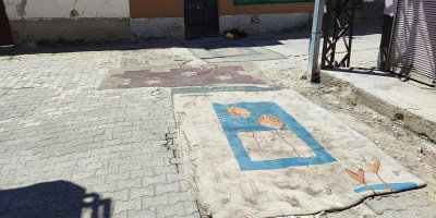 Adana'da bozuk yollar yapılmayınca yola halı serme akım haline geldi