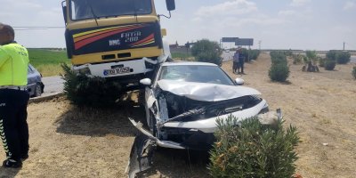 Freni boşalan kamyon, kırmızı ışıktaki 4 otomobile çarptı: 3 kişi yaralandı