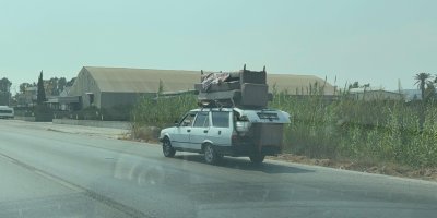 Adana'da D-400 Karayolu'nda otomobiliyle koltuk taşıyan sürücü trafiği tehlikeye düşürdü.