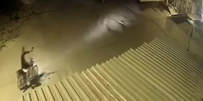 Adana'da rasgele ateş açan şahsı mahalleli yakalayıp polise teslim etti