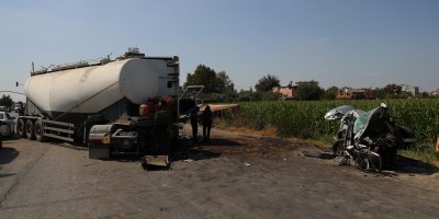 Tanker karşı şeride geçip otomobile çarptı, kamyon yan devrildi: 2 kişi yaralandı