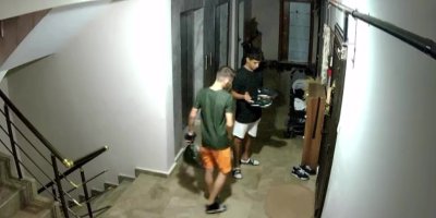 Göbek atarak ayakkabı çalan gençler kamerada