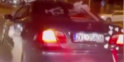 Gelin arabasıyla yolu kapatıp lastik yaktılar: Araç trafikten men edildi