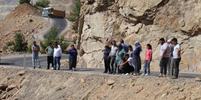 Adana'da 5 kişinin öldüğü yolda, muhtarlar nöbet tutan ailelere destek verdi