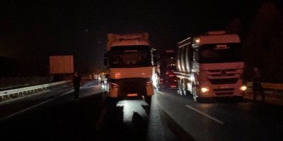 Lastik yüklü tır alev alev yandı