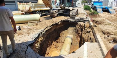 Adana'da su borusu patladı, yol asfaltlanmayınca mahalle toz içinde kaldı