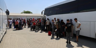 Adana'da kampta kalan 160 Suriyeli daha 4 otobüs ve 2 tırla ülkelerine geri döndü