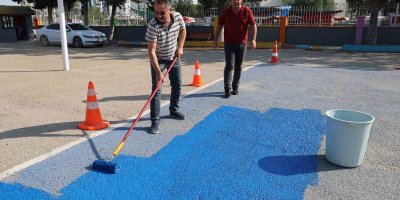 Öğretmenlerden okula renkli dokunuş