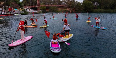 30 Ağustos'ta Türk bayraklı su korteji görsel şölen oluşturdu