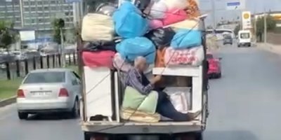 Biri kendini kamyonette iple bağladı, diğeri kamyonette hamak keyfi yaptı