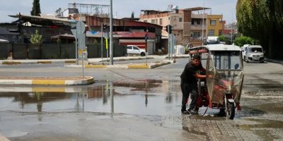 Su borusu patladı, cadde göle döndü