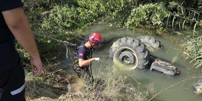 Sulama kanalına devrilen traktörün sürücüsü hayatını kaybetti