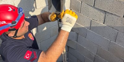 Tuvalet kuyusuna düşen boğa itfaiye ekipleri tarafından kurtarıldı